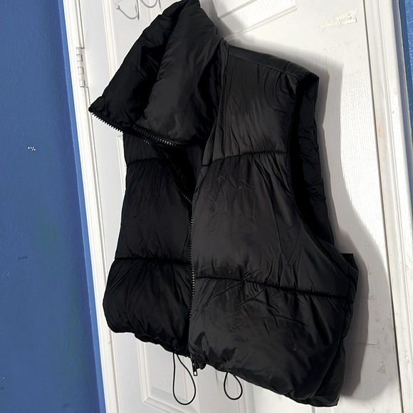 Black Crop Top Zip Up Puffer Jacket with collar in Large - Picture 3 of 3
